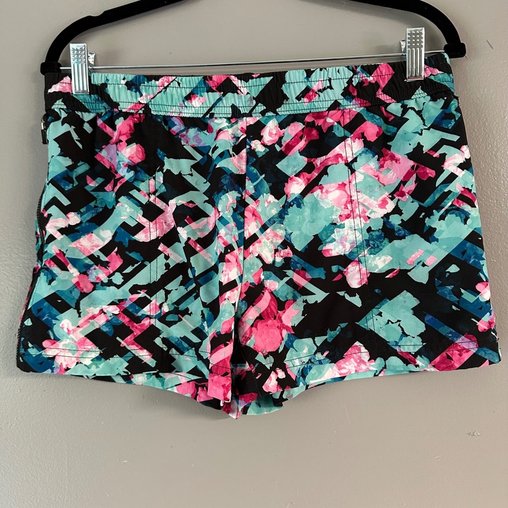 Fabletics Eloise Side Zip Pocket Unlined Athletic Shorts | Geometric Floral - Picture 1 of 12